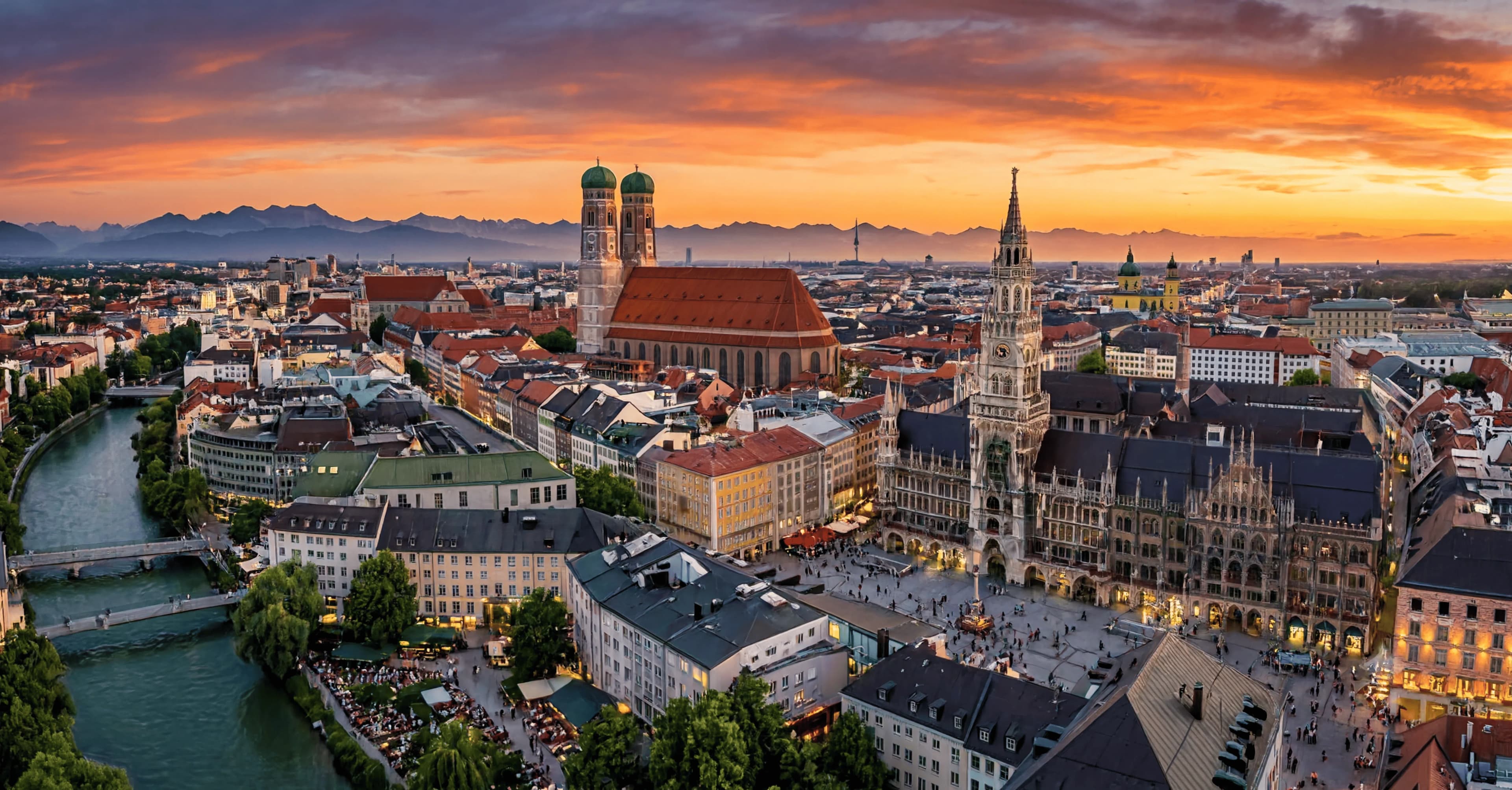 Münchner Altstadtskyline und Frauenkirche bei Sonnenuntergang