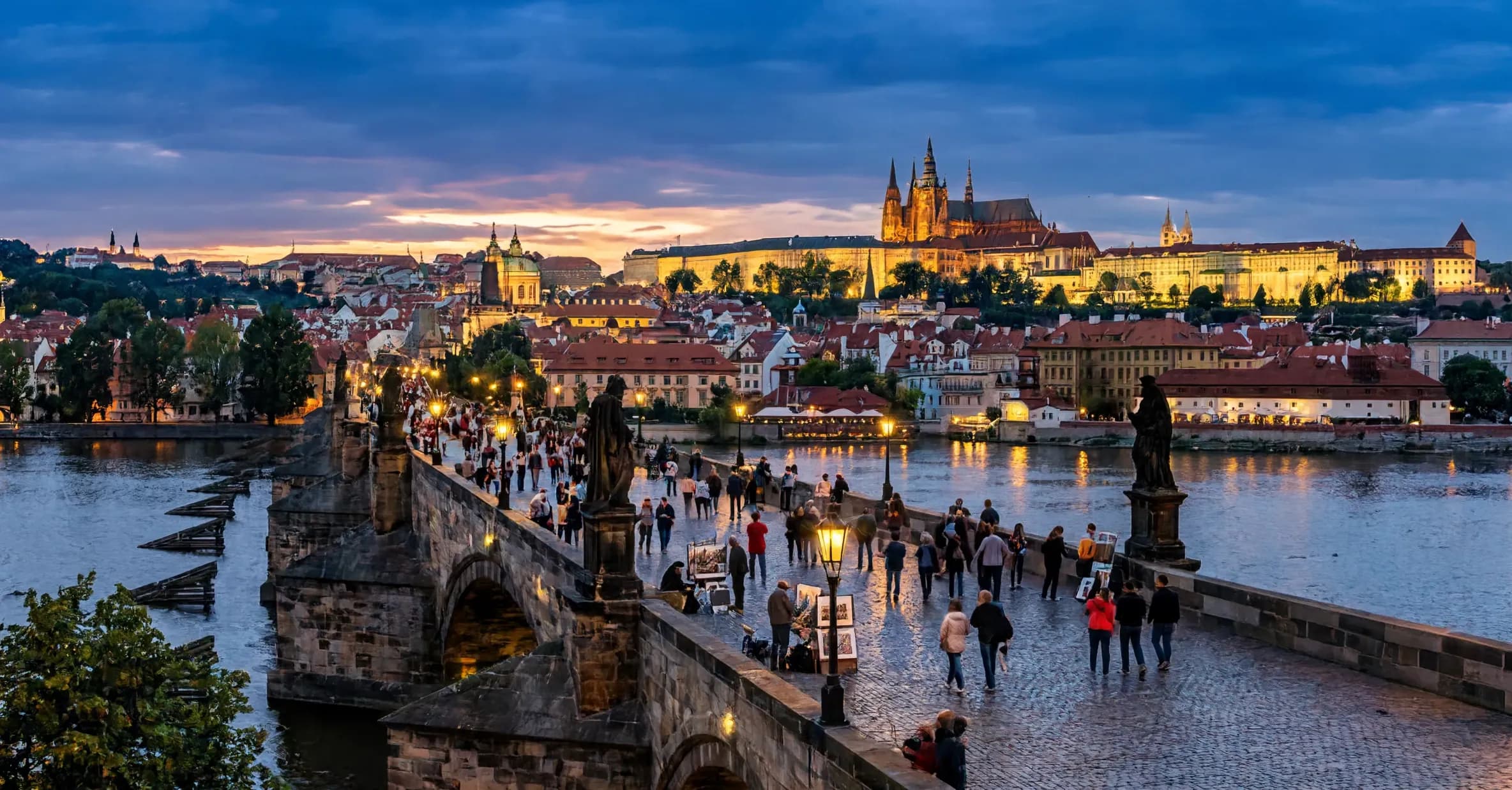 Karlsbrücke, Moldau und Prager Burg in der Abenddämmerung