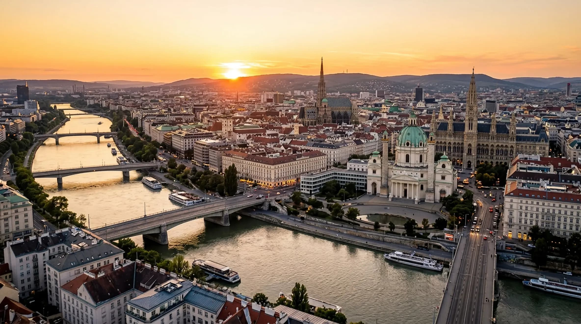Wiener Innenstadtskyline und Donaukanal bei Sonnenuntergang