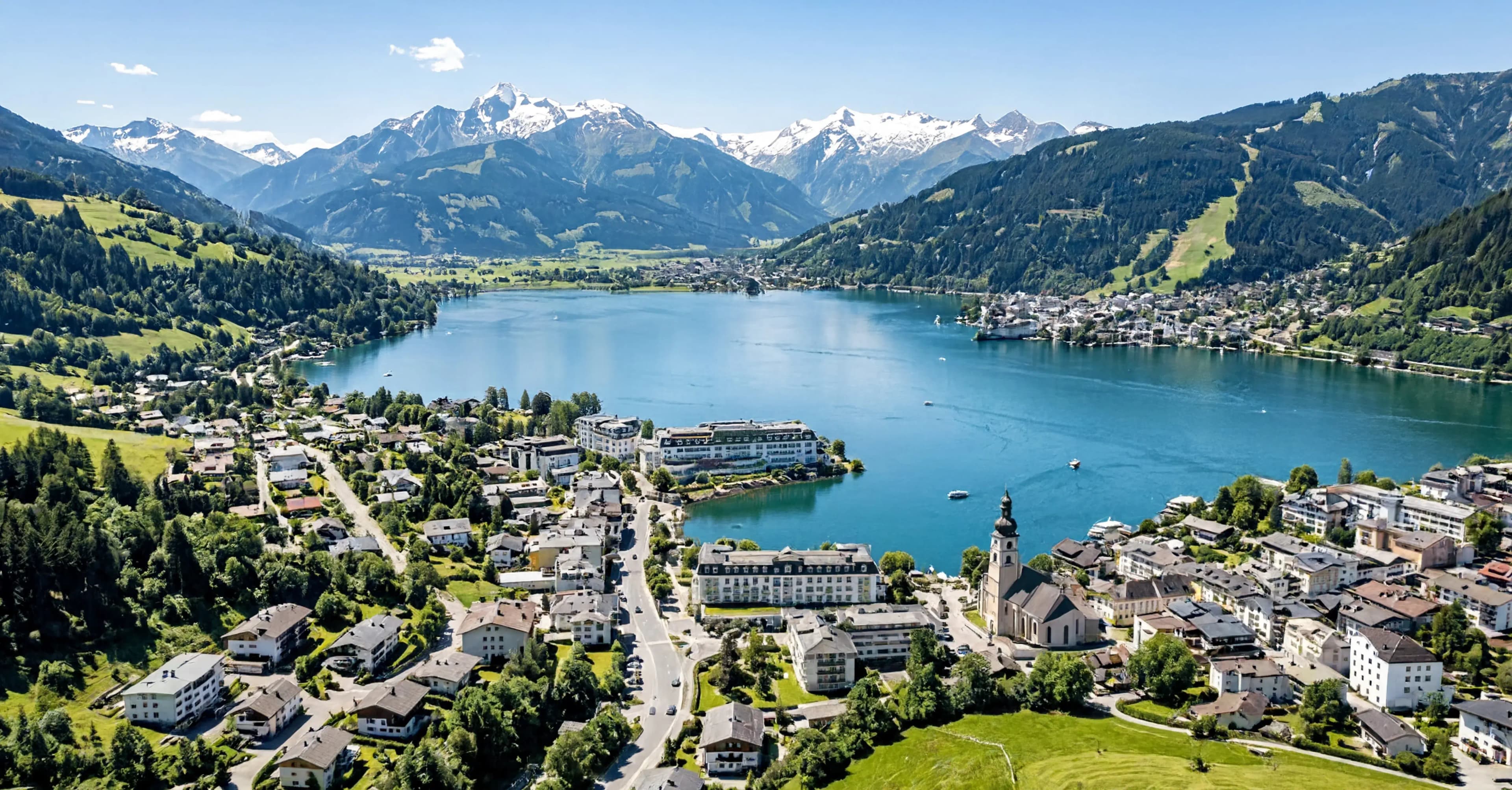 Zeller See und der Alpenort Zell am See unter Berggipfeln