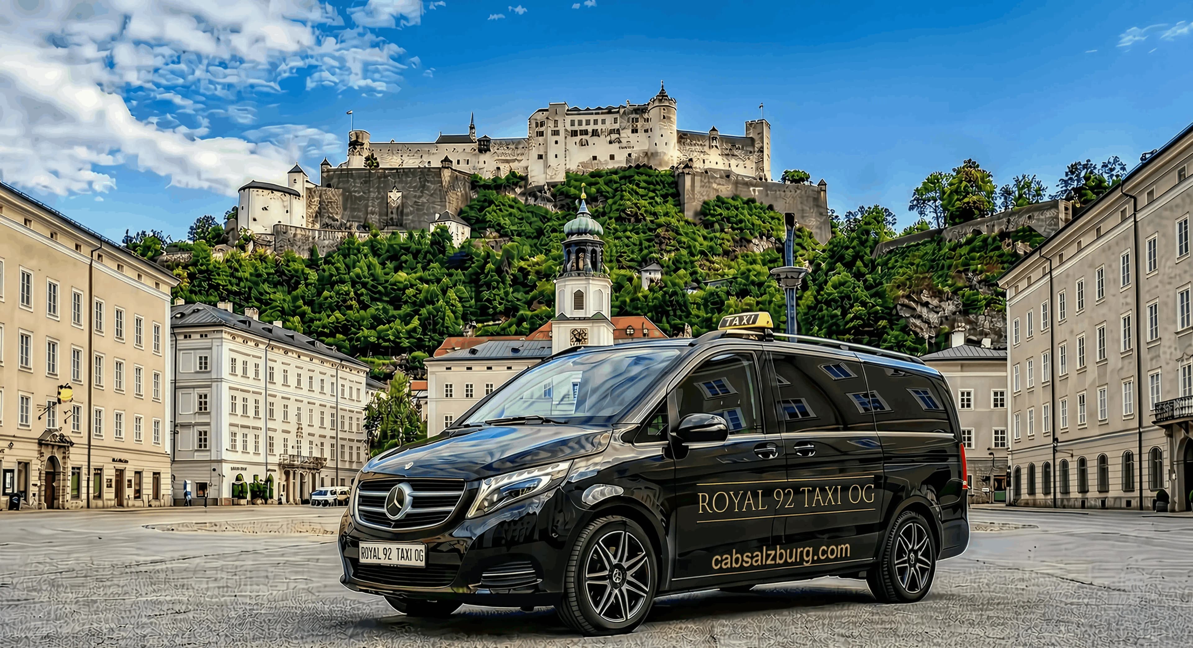 Schwarzer Passagierbus in der Salzburger Altstadt unterhalb der Festung Hohensalzburg