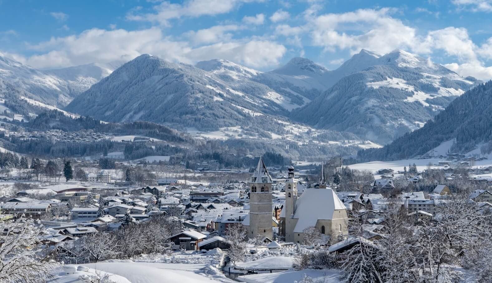 Privates Skitransferfahrzeug auf einer verschneiten Alpenstraße bei Kitzbühel
